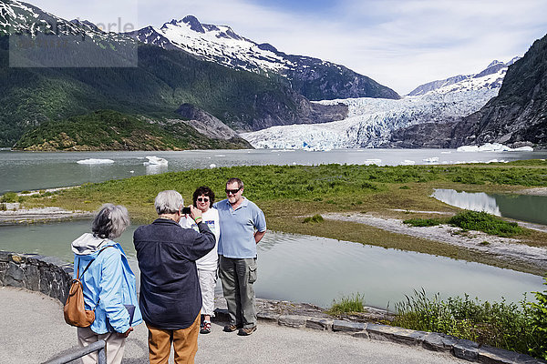 Touristen beim Fotografieren des Mendenhall-Gletschers und Touristen im Tongass National Forest  Südost-Alaska