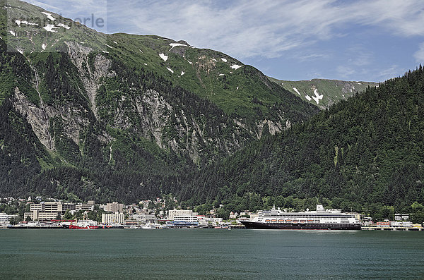 Kreuzfahrtschiff an den Docks von Juneau  Gastineau Channel  Südost-Alaska