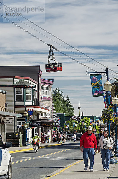 Ladenfronten entlang der South Franklin Street mit der Straßenbahn im Hintergrund  Innenstadt von Juneau  Südost-Alaska