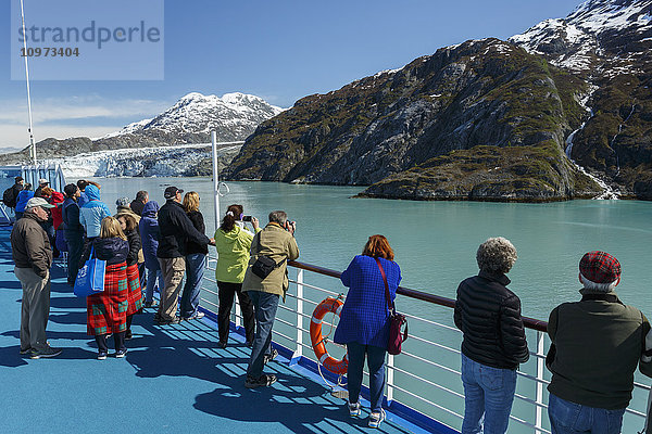 Besucher an Bord eines Pacific Princess-Kreuzfahrtschiffs betrachten den Margerie-Gletscher und die Fairweather Mountains in der Bucht von Tarr im Glacier Bay National Park im Südosten Alaskas
