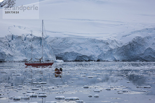 Segelboot und Zodiac bei Port Lockroy  Antarktische Halbinsel; Antarktis'.