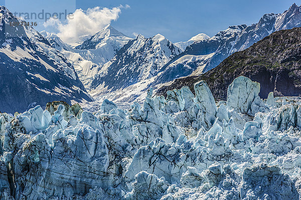 Blick auf die Wand des Margerie-Gletschers im Tarr Inlet mit der Fairweather Mountain Range im Glacier Bay National Park  Südost-Alaska