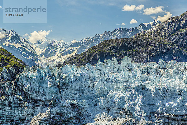 Blick auf die Wand des Margerie-Gletschers im Tarr Inlet mit der Fairweather Mountain Range im Glacier Bay National Park  Südost-Alaska