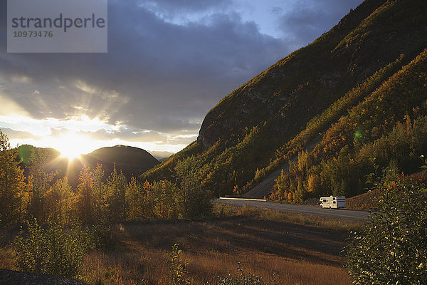 Wohnmobil auf dem Glenn Highway in Richtung Sonnenuntergang  Talkeetna Mountains  Süd-Zentral-Alaska  Herbst