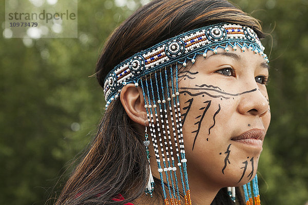 Porträt eines weiblichen Ureinwohners Alaskas mit traditionellen Insignien  Alaska