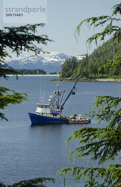 Kommerzielles Fischerboot vor Anker in der Amalga Bay nördlich von Juneau  Südost-Alaska