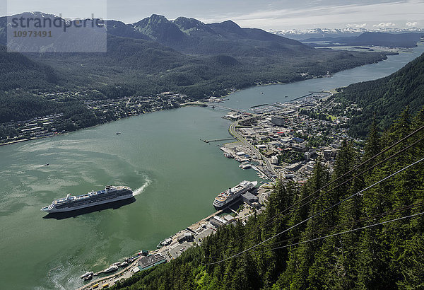 Aussicht von der Mt. Roberts-Straßenbahn auf den Gastineau-Kanal  Douglas Island und Juneau  während ein Kreuzfahrtschiff von Princess Cruises abfährt.