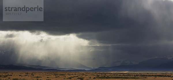 Regenwolken über Seno Ultima Esperanza und Cerro Monumento Morre bei Puerto Natales; Region Magallanes  Chile'.