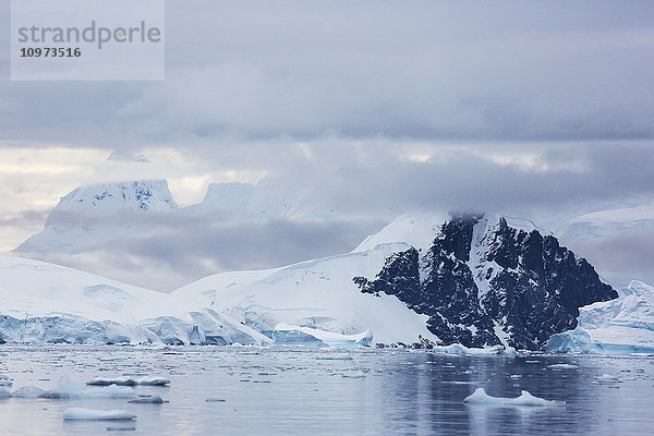 Mounatins verschleiert hinter Wolken in Paradise Harbour  Antarktische Halbinsel; Antarktis'.