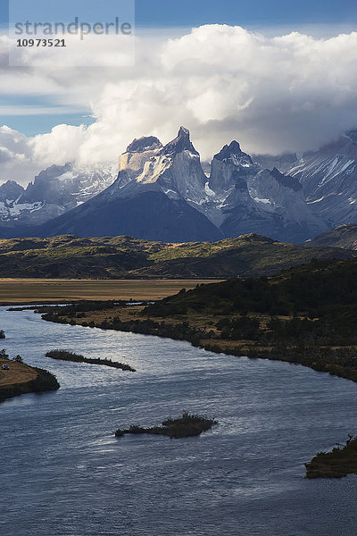 Cuernos del Paine  die den Rio Grey überragen  Torres del Paine National Park  Region Magallanes  Chile