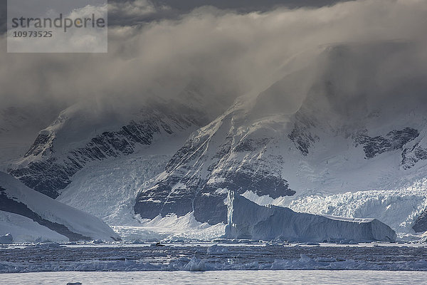 Eisberge vor der Insel Anvers entlang der Gerlache-Straße  Antarktische Halbinsel; Antarktis'.
