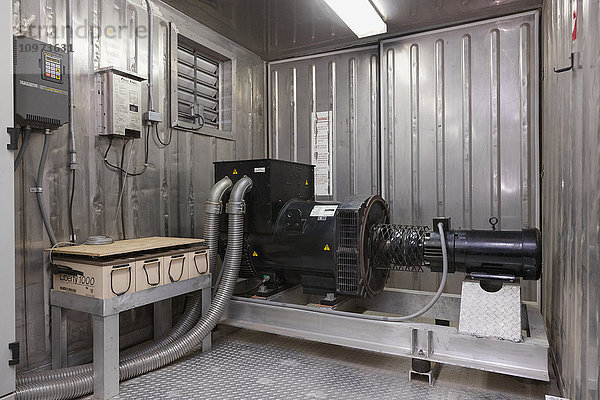 Elektrischer Generator in einem Metallgehäuse  im Inneren eines Kraftwerks  St. Paul Island  Südwest-Alaska  USA  Sommer