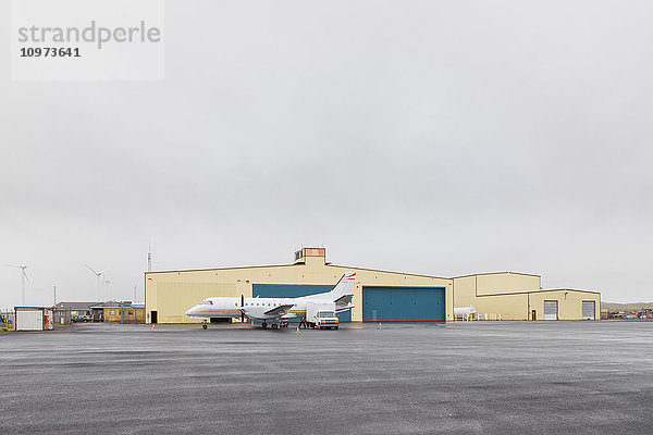 Flughafen auf St. Paul  ein Turbopropellerflugzeug im Vordergrund  St. Paul Island  Südwest-Alaska  USA  Sommer'