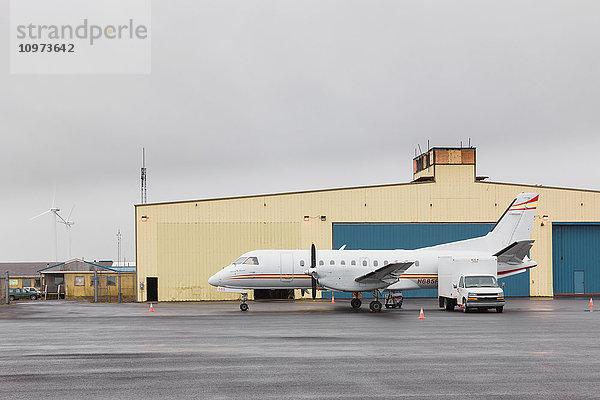 Flughafen auf St. Paul  ein Turbopropellerflugzeug im Vordergrund  St. Paul Island  Südwest-Alaska  USA  Sommer'