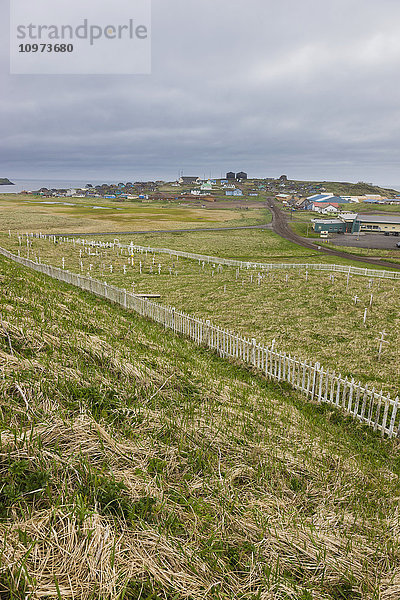 Ein verwitterter Lattenzaun umgibt die Grabkreuze auf dem Friedhof außerhalb von St. Paul  St. Paul Island  Südwest-Alaska  USA  Sommer'