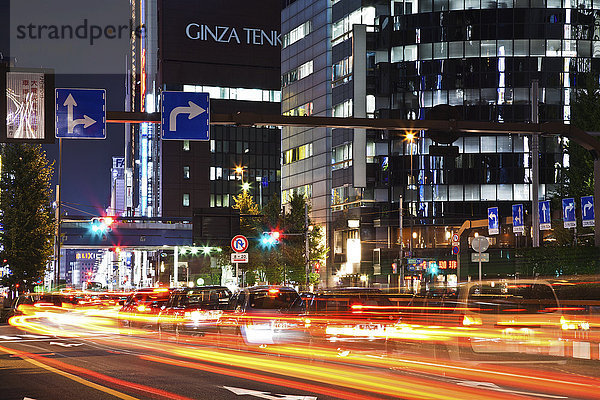Glühende Lichtspuren auf einer belebten Straße; Tokio  Japan'.