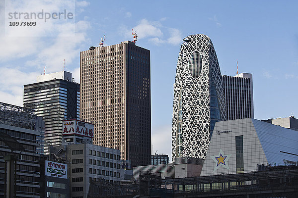 Moderne Gebäude vor einem blauen Himmel; Tokio  Japan'.