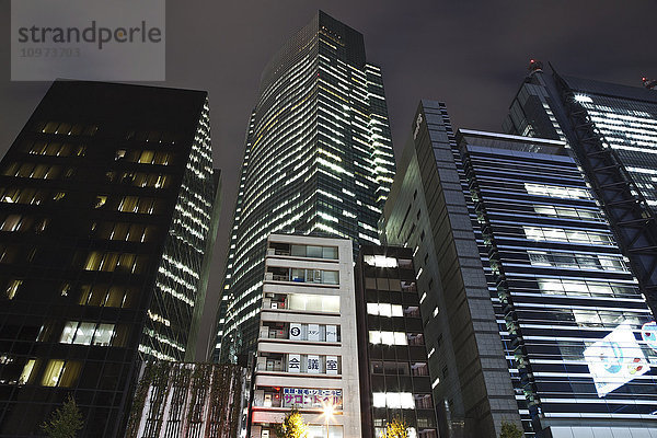 Wolkenkratzer bei Nacht beleuchtet; Tokio  Japan'.