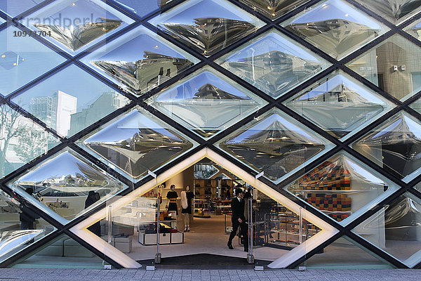 Glasblockwand eines Einzelhandelsgeschäfts mit Kunden im Inneren; Tokio  Japan'.