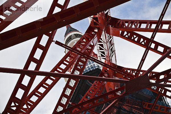 Niedriger Blickwinkel auf eine rote Metallstruktur und einen Turm; Tokio  Japan'.