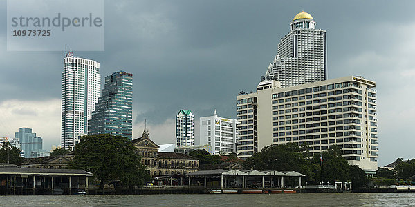 Moderne Gebäude und Wolkenkratzer; Bangkok  Thailand'.