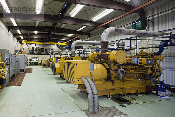 Gelbe Dieselgeneratoren in einem Elektrizitätswerk  Sand Point  Südwest-Alaska  USA