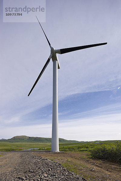 Eine einzelne Windturbine  Sand Point  Südwest-Alaska  USA  Sommer'.