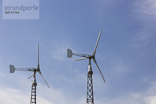 Zwei Windturbinen mit Heckflossen Sand Point  Südwest-Alaska  USA  Sommer