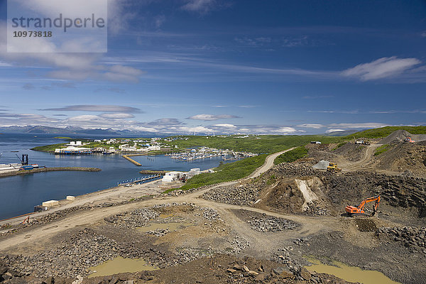 Ein Steinbruch entlang des Sand Point Harbor  Sand Point  Popof Island  Südwest-Alaska  USA  Sommer .