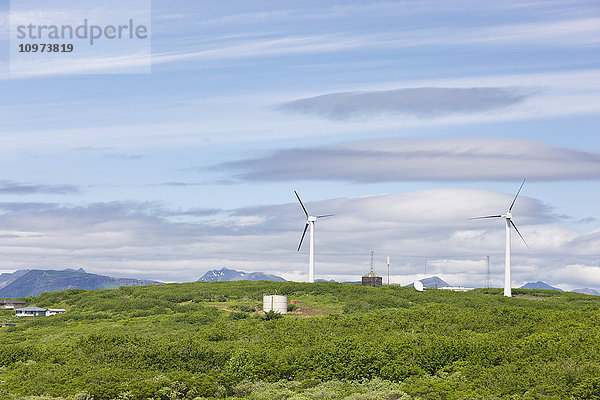 Windkraftanlagen  Sand Point  Popof Island  Südwest-Alaska  USA  Sommer'