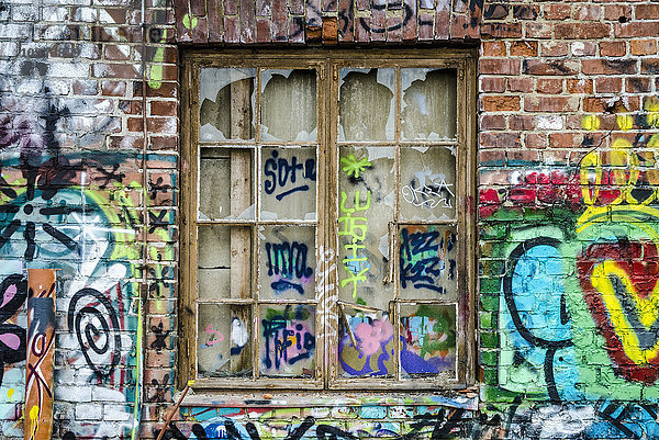 Zerbrochenes Fenster in einem verlassenen  mit Graffiti beschmierten Gebäude; Stockholm  Schweden