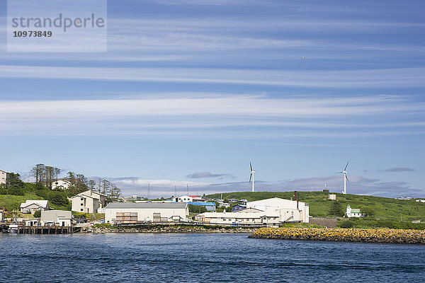 Gebäude und Lagerhäuser am Ufer des Sand Point Harbor  Sand Point  Südwestalaska  USA  Sommer