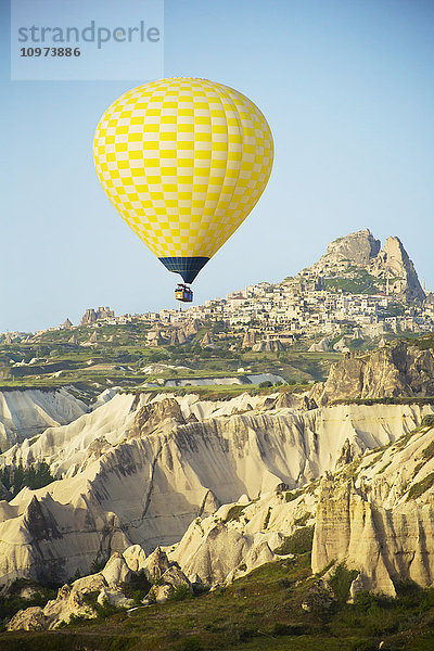 Ballonfahrt über den Goreme-Nationalpark; Kappadokien  Türkei'.