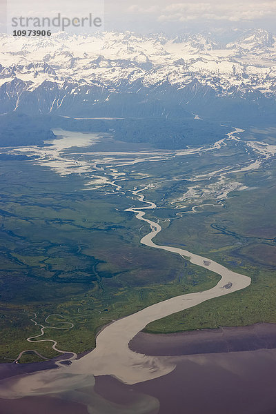 Luftaufnahme eines gewundenen Flusses  der von schneebedeckten Bergen zum Meer fließt  Süd-Zentral-Alaska  USA  Sommer