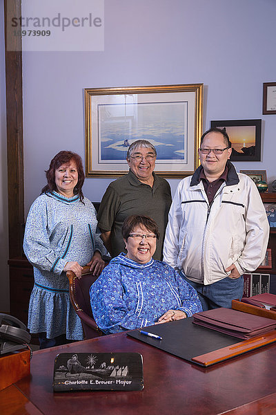 Gruppenporträt von Charlotte Brower  Bürgermeisterin des North Slope Borough  flankiert von drei Mitarbeitern der Gemeinde  Arctic Alaska  USA'.