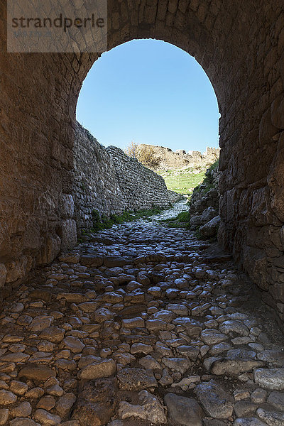 Gewölbter Tunnel mit Kopfsteinpflasterboden  Oberkorinth; Korinth  Griechenland'.