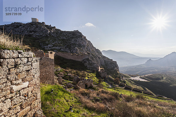Ruinen von Gebäuden auf einem Berg; Korinth  Griechenland'.