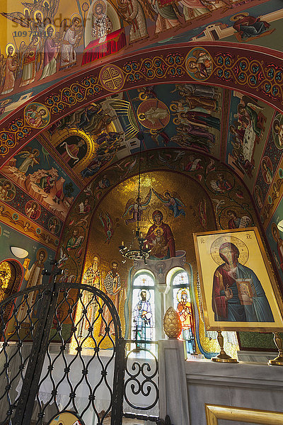 Farbenfrohe Gemälde religiöser Figuren in einem Bogen in einer Kirche; Philippi  Griechenland'.