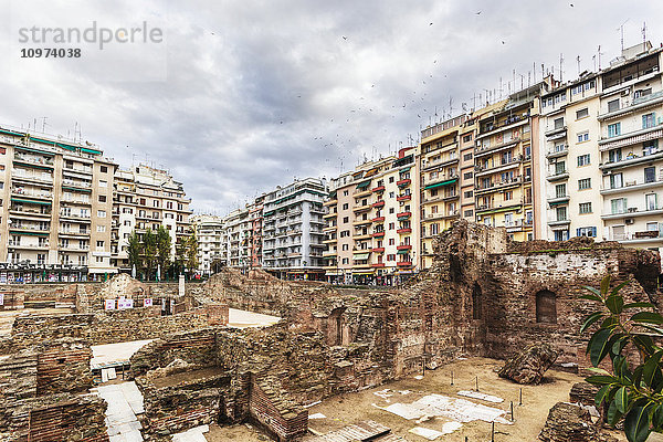 Kontrast zwischen neuen Wohngebäuden und Ruinen; Thessaloniki  Griechenland .