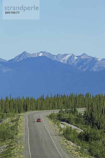 Blick auf den Alaska Highway  Kluane Natoinal Park  Burwash Landing  Yukon Territory  Kanada.
