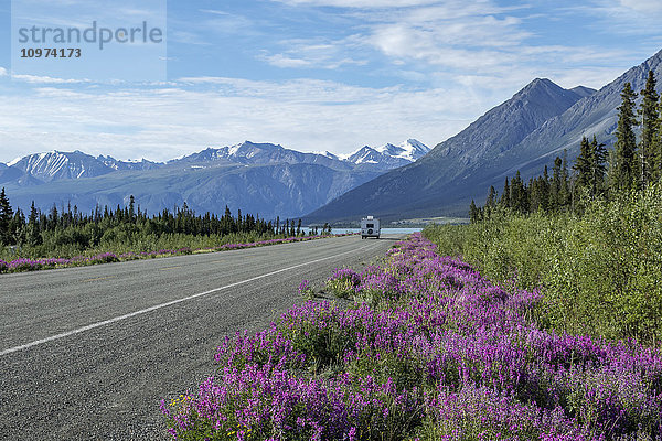 Wohnmobil auf dem Alaska Highway in der Nähe des Kluane Lake  Kluane National Park  Yukon Territory  Kanada  Sommer