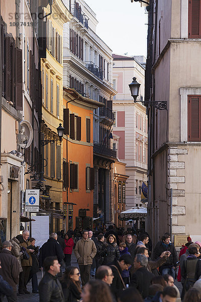 Belebte Straße mit vielen Fußgängern; Rom  Italien