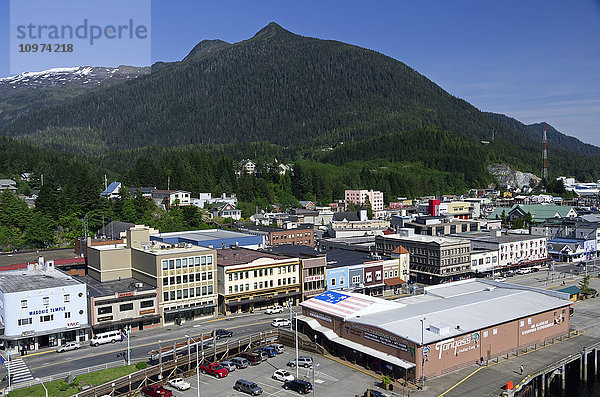 Blick über die Innenstadt von Ketchikan an einem sonnigen Sommertag  Südost-Alaska