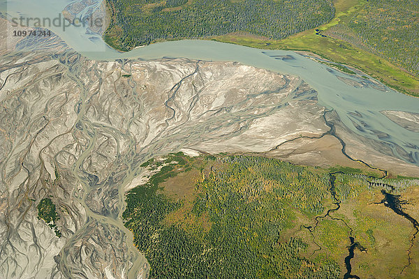 Luftaufnahme des Savonoski Flusses  Katmai National Park  Südwest Alaska  Sommer