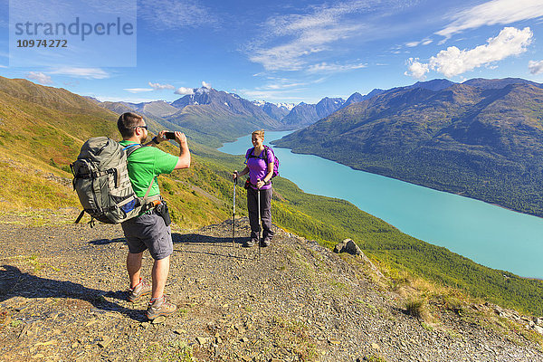 Wanderer beim Fotografieren entlang des Twin Peaks Trail  Eklutna Lake  Chugach State Park  Southcentral Alaska  Sommer'.