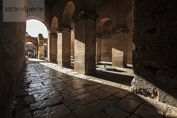 Innenansicht eines Steinbaus mit Säulen und Bögen; Rom  Italien'.