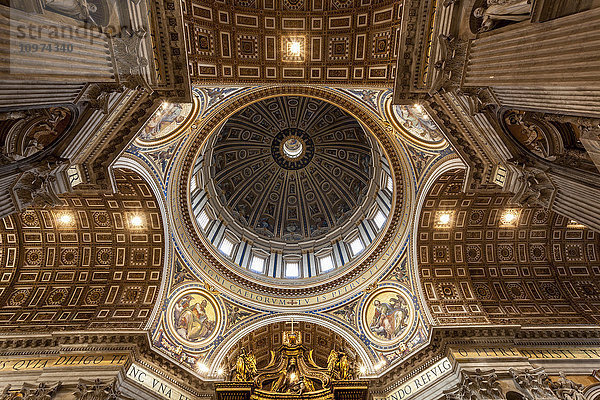 Verschnörkelte Decke über dem päpstlichen Altar  Petersdom; Rom  Italien'.