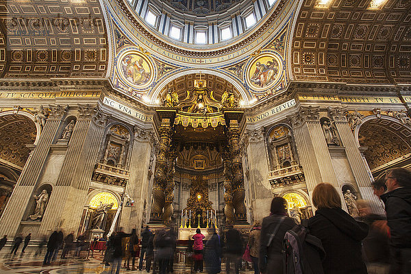 Touristen und der päpstliche Altar  Petersdom; Rom  Italien'.