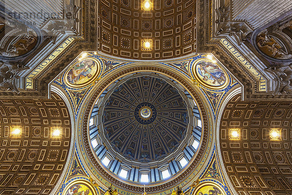 Kuppeldecke über dem päpstlichen Altar  Petersdom; Rom  Italien'.