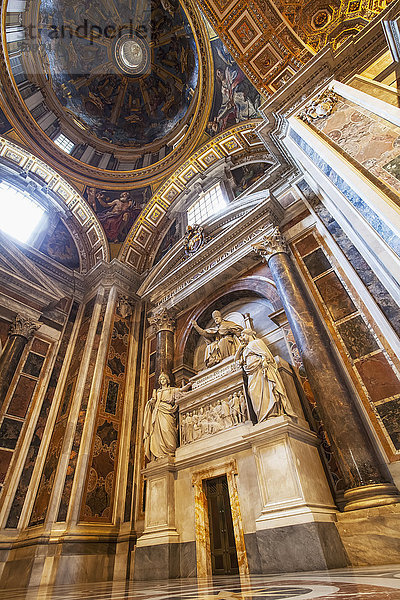 Kuppeldecke und verschnörkelte Fassade  Petersdom; Rom  Italien'.